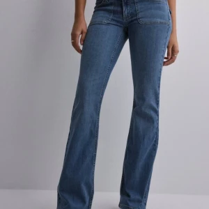Low waist jeans  - Lågmidajade jeans från Nelly.com . Som nya! Förutom att dom har lite slitningar längs ner vid benen💖ny pris 699kr säljer för 350kr, pris kan såklart diskuteras!