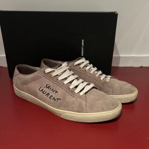 Saint Laurent skor - Säljer dessa beiga YSL skor. Box medföljer. Självklart äkta med bevis. Riktigt bra skick. Vid minsta lilla fråga skriv🤙