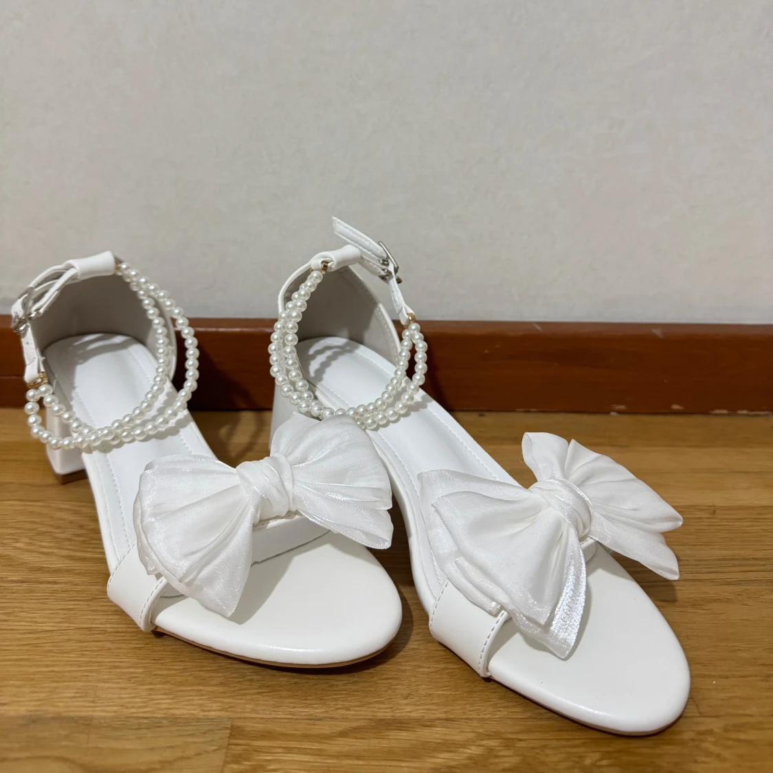 Vita klackar med pärlor och rosett - 1