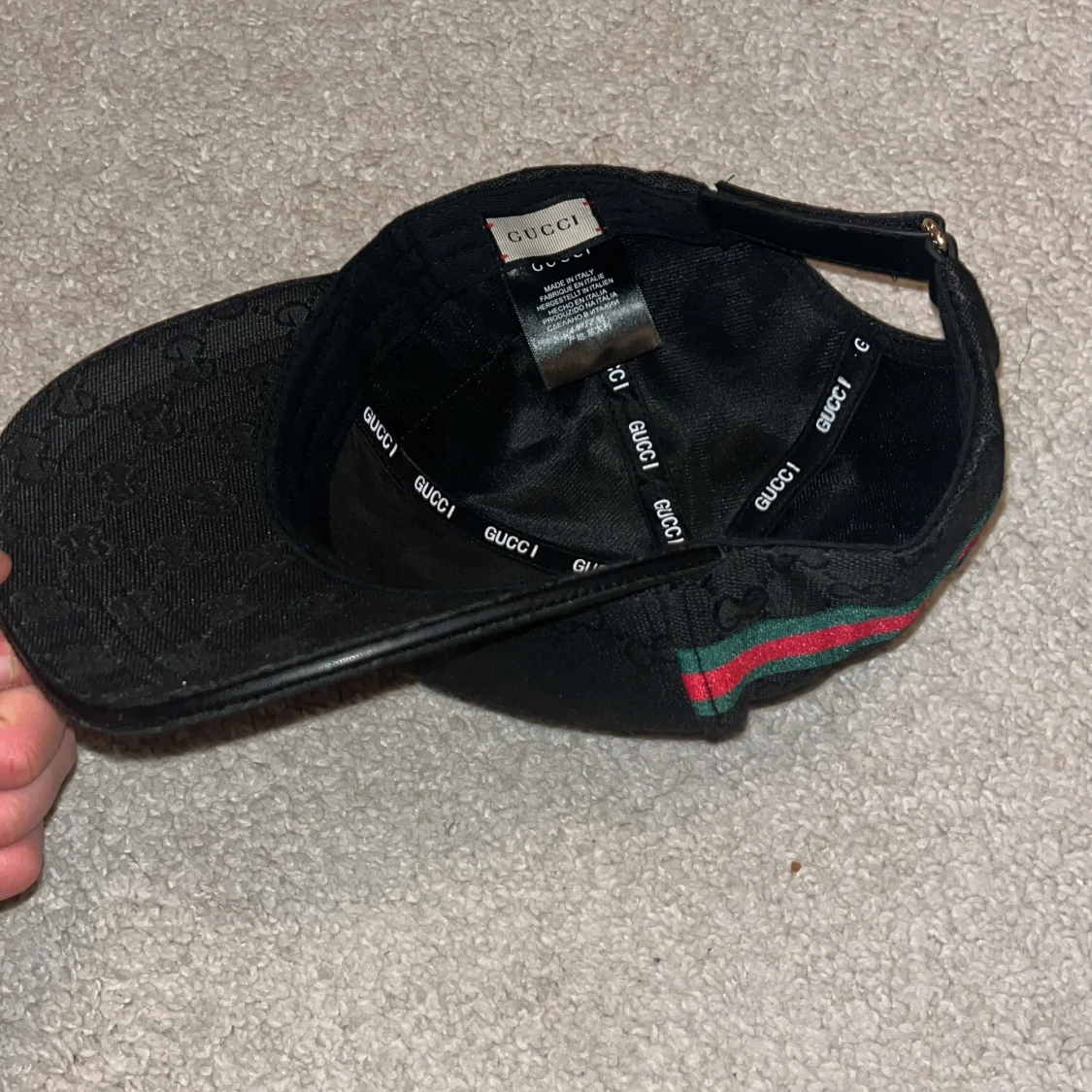 Svart keps med ränder - 3