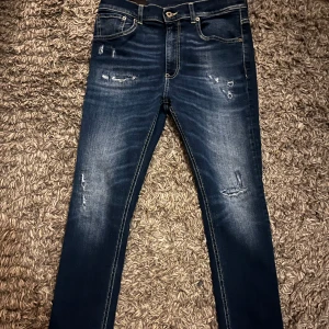Dondup jeans med slitningar - Tja säljer nu mina galet snygga dondup Alex jeans då dom inte passar mig. Nyskick! Passar 165-175 ish. Tveka inte att höra av er vid frågor! Fraktar eller möts upp i Stockholm! 🌟📍