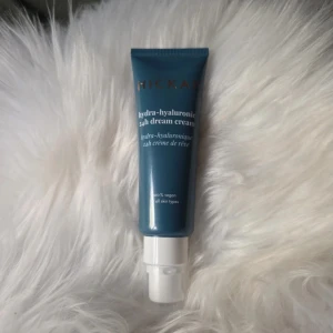 Hickap Hydra-Hyaluronic 24H Dream Cream - En intensivt återfuktande 24-timmarskräm som ger näring och skyddar dygnet runt. Krämen förbättrar din huds elasticitet och hjälper hudens egen reparationsförmåga. Volym: 50 ml