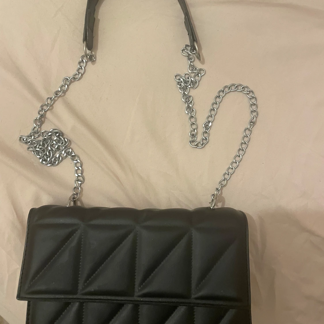 Svart axelväska med kedja - 2