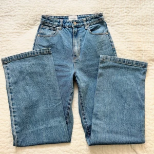 Blåa raka jeans - Snygga blå jeansbyxor med hög midja. Byxorna har en rak passform och är perfekta för en avslappnad stil. Modellen heter 94 High & Wide. Endast använda ett fåtal gånger.