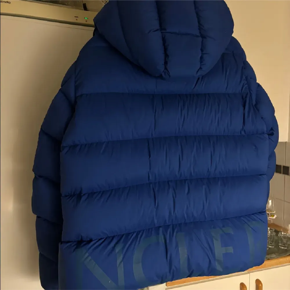 Säljer nu min blåa dunjacka från Moncler. Jackan är i dun och är perfekt för vintern! Otroligt skön och varm. Nypris: 16.000kr. Har använts 1 vinter! Köptes från herr men jag är tjej och har haft den (lite oversized på mig som har S vanligtvis). Den är i storlek S/M. Passar allt ifrån XS-M på tjejer och på killar S-M skulle jag säga.. Takit.