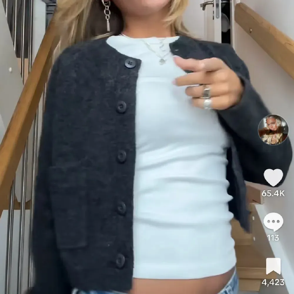 Säljer en stilren mörkgrå kofta med knappar framtill. Koftan har en klassisk design med rund hals och långa ärmar. Perfekt för lager-på-lager-stil och passar till många olika outfits. Från Zara. Neuletakit & Villapaidat.