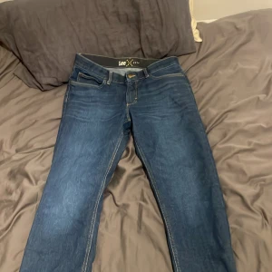 Blå jeans från Lee - Snygga blå jeans från Lee. Byxorna är helt nya så de har inga skador alls. 
