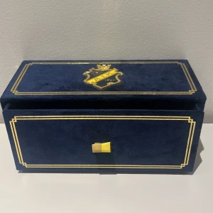 Aik låda - Aik royal tröja edition låda, mycket fin och mycket bra skick, kom privat vid funderingar!