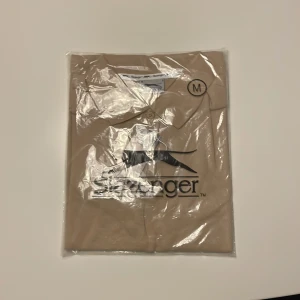 Beige pikétröja från Slazenger - Säljer en helt ny stilren beige pikétröja från Slazenger. Tröjan har en klassisk krage med knappar och korta ärmar. Perfekt för en avslappnad och sportig look. 🏌️‍♂️