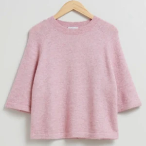 Trekvarts ärmad stickad others & stories tröja - Säljer nu den här populära stickade tröjan från & others stories!! I toppen skick, nästintill oanvänd ! Kom privat för fler bilder och frågor 💞