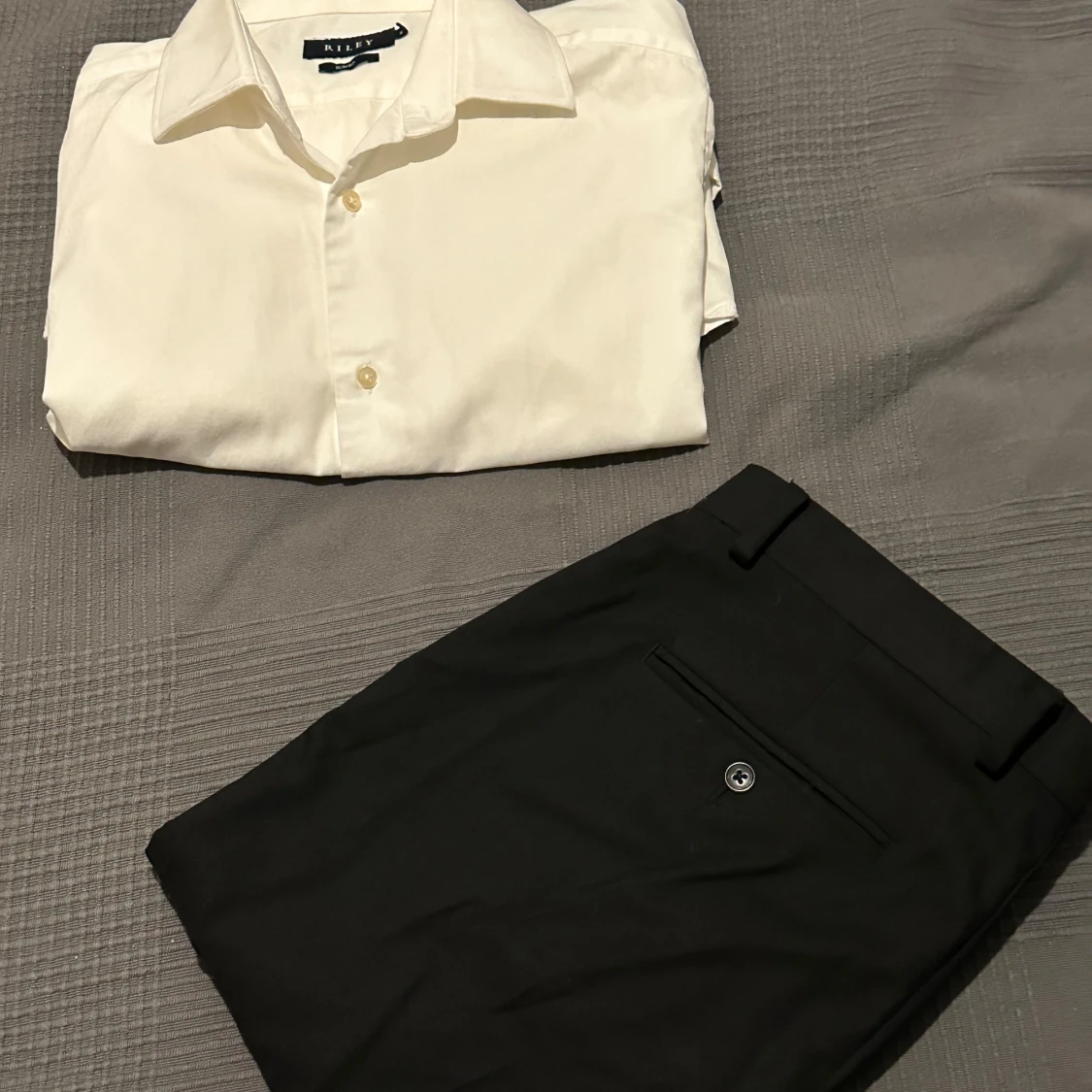Svart kostym med vit skjorta från Riley - 2