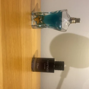 Parfymer från Jean Paul Gaultier och Dior - Två exklusiva parfymer till salu. Jean Paul Gaultier 'Le Beau' ca 50 ml kvar Dior 'Sauvagen ca 25 ml. priset kan förhandlas 