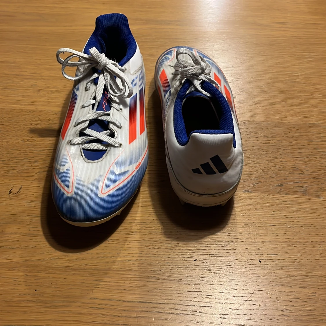 Adidas fotbollsskor i vitt och blått - 4