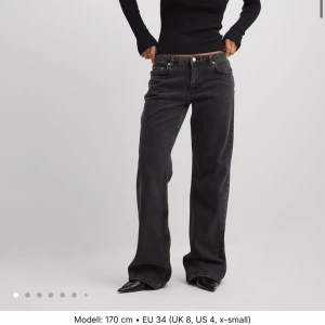 Svarta jeansbyxor - Svarta low waist jeans från NA-KD, är i nyskick!🩵