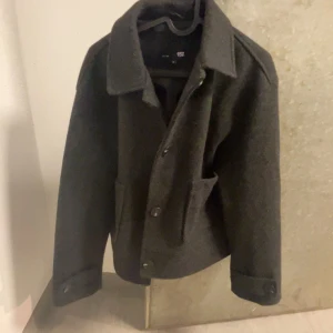 Mörkgrå jacka från 157 - Snygg mörkgrå jacka från 157. sann i storleken och inte så använd.