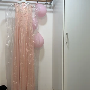 Ljusrosa spetsklänning från NLY Eve - Säljer en elegant ljusrosa långklänning från NLY Eve med vacker spetsdetalj. Klänningen har en romantisk känsla och är perfekt för speciella tillfällen. Den har en fin passform och ger en drömlik look. Hör av dig vid intresse! 🌸 kostar 800kr har inte använt. Helt nytt men jag köpte den par år sen så den är värt mer. Priset kan diskuteras.fest klänning (kvinnor)