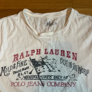 Vit t-shirt från Ralph Lauren - Säljer en vit t-shirt från Ralph Lauren med snyggt tryck. Storleken är S, hör gärna av er!
