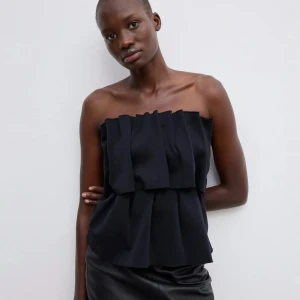 Dagmar sculpted tube top - Jättefin topp (perfekt festtopp) från Dagmar! 💕💕Oanvänd med lappar kvar i strl 32. Materialet är strechigt. Nypris 3000kr.