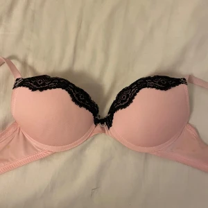 Push-up bh - Super söt push-up bh med svart spets och liten silver detalj🌟💗Har använts mycket men inget är sönder mm 