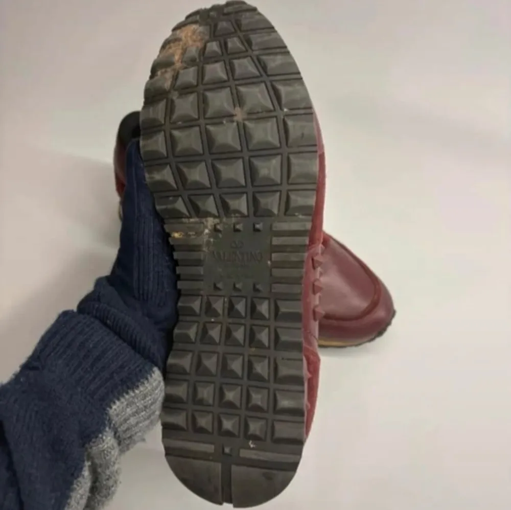 Säljer mina valentino rockrunners, bra skick (saknas en spik) pris kan diskuteras. Saknas skolåda och kvitto. Kengät.