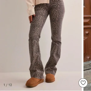Leopardmönstrade byxor - Snygga leopardmönstrade byxor med bootcut-stil. Helt oanvända med prislappen kvar💕nypris: 699kr