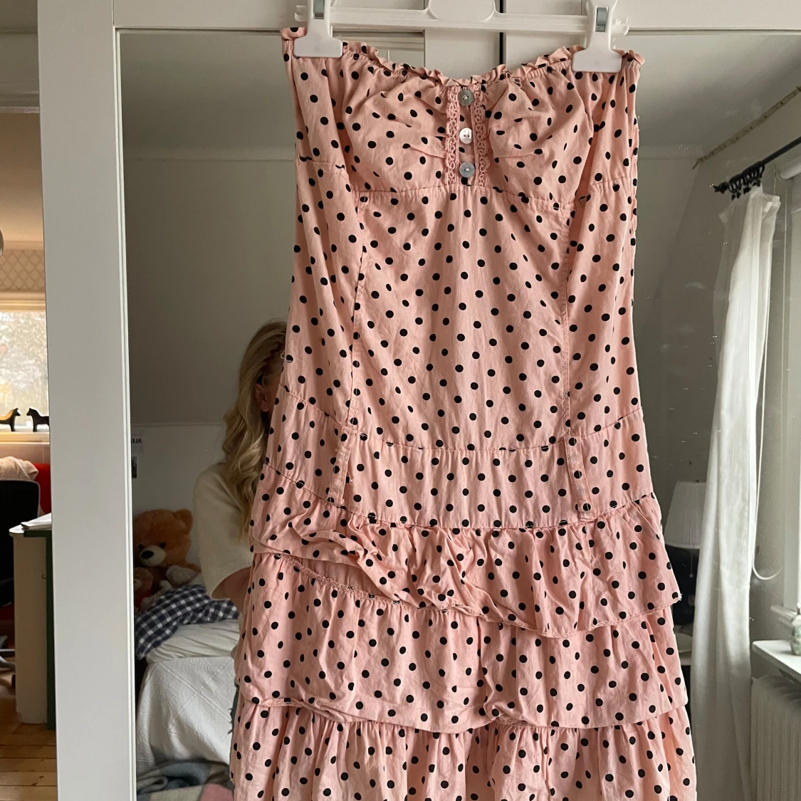 Rosa prickig klänning