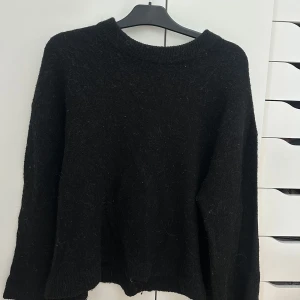 Svart stickad tröja - Säljer denna stickade tröjan från Gina. Lite nopprig och sliten i materialet sås därför säljer jag extremt billigt. Hör av er vid frågor🥰