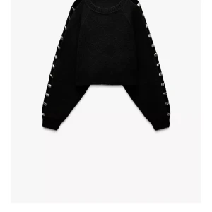 SÖKER! Zara svart tröja med silverdetaljer - Söker denna svarta tröja från Zara i helst storlek Small, pris diskuteras