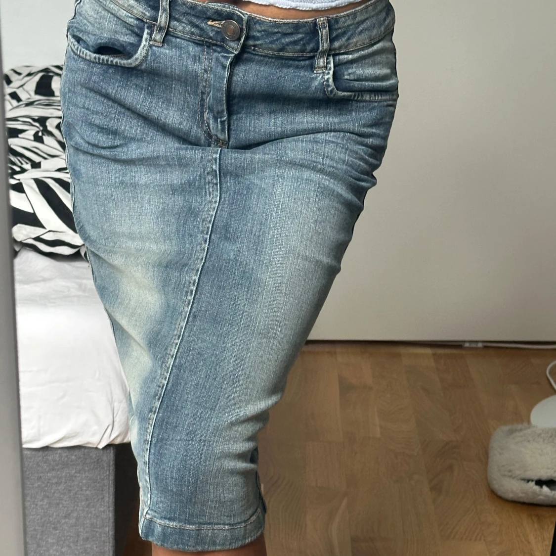 Blå jeanskjol med slits