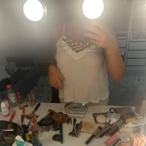 Topp  - Söt topp köpt på Zara, man kan ha på band men även gömma/ta bort dem(sista bilden). Pris kan diskuteras! 