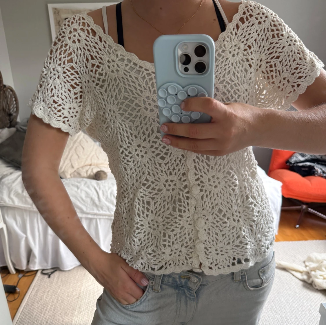 Vit virkad blus med blommönster - 2