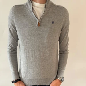MORRIS HALF ZIP - Morris half zip i 100% merinoull - Sitter som en S (står  L på lappen) - Mycket fint skick - Deluxecloset