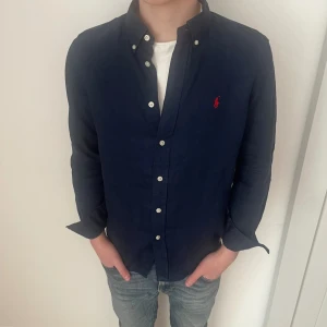Ralph Lauren Linneskjorta - Sjukt fet ralph lauren linneskjorta i fint skick, Storlek 14-16 eller ungefär XS. Hör av er vid frågor!