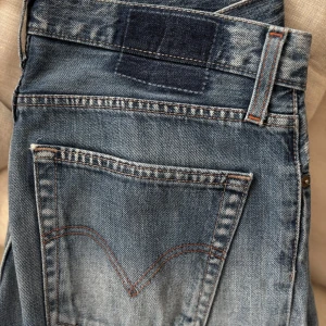Levi's ljusblå jeans straight fit - Klassiska Levi's 501 jeans i ljusblå tvätt med raka ben och ikoniska bakfickor med V-söm. Jeansen har loose passform och är tillverkade i slitstarkt bomullsjeans. Perfekta för dig som gillar en tidlös och avslappnad look. Passar dig mellan 180-190!