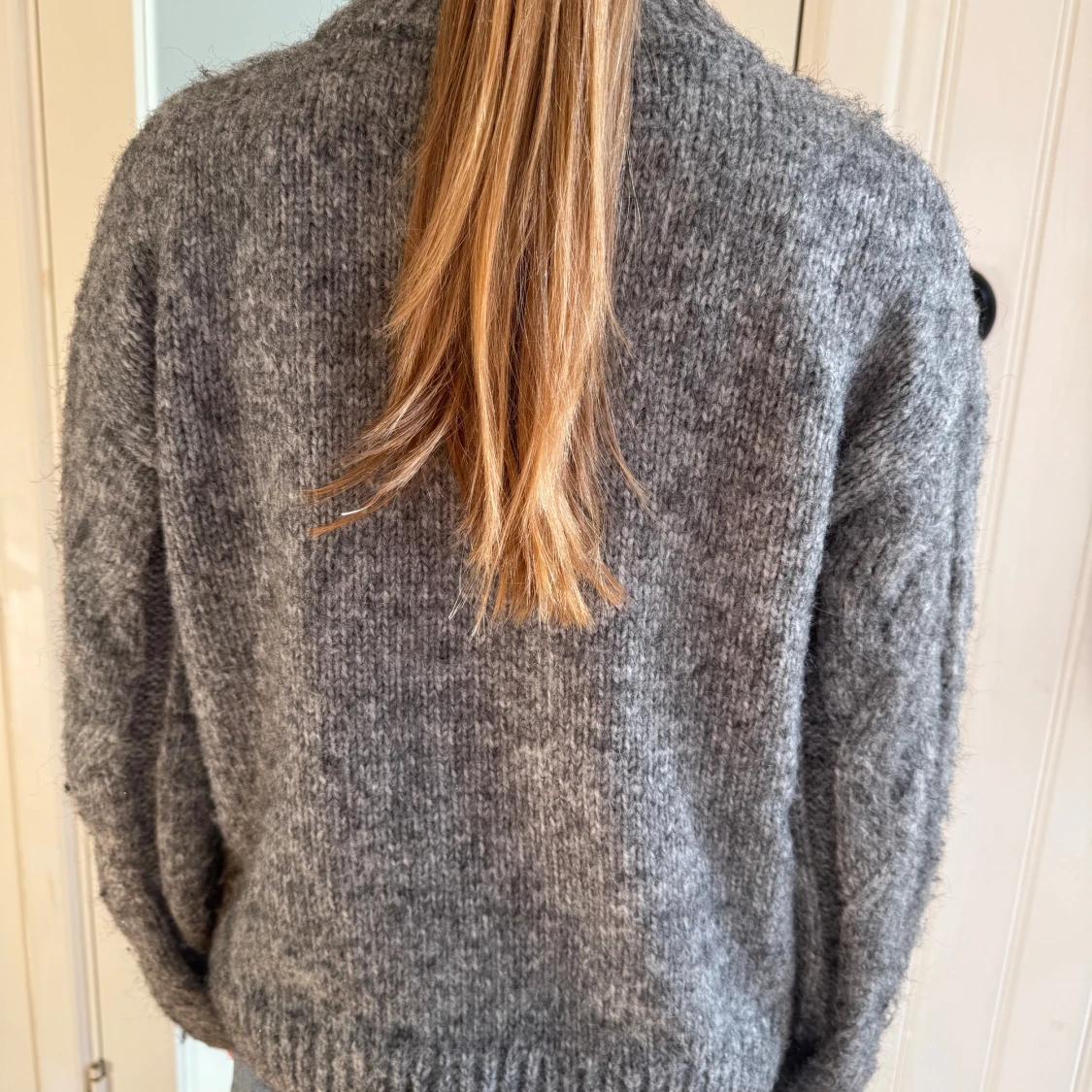 Grå stickad tröja  - 1