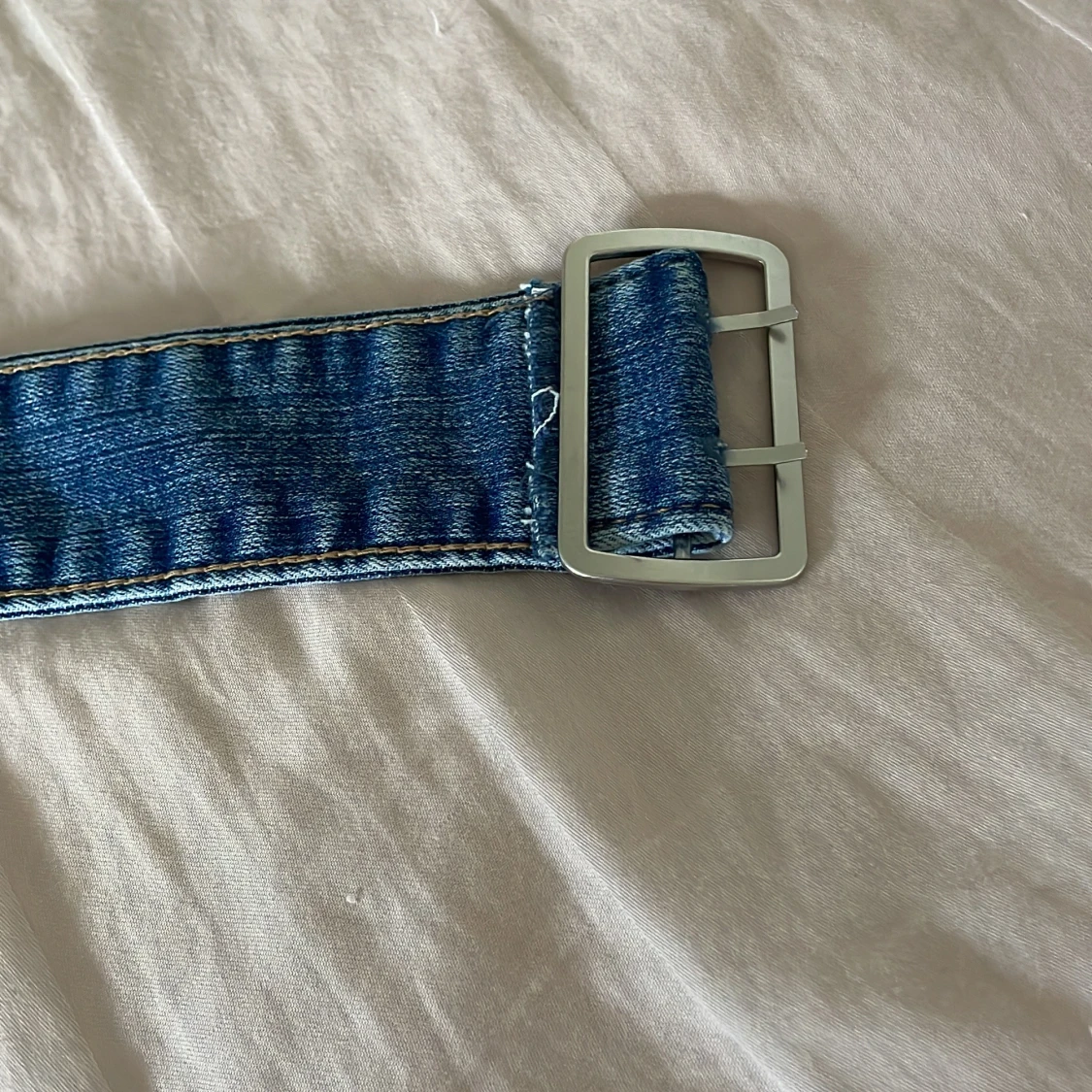 Brett jeansbälte med silverfärgat spänne - 1