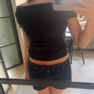 Mörkblå offshoulder topp - Mörkblå offshoulder topp från Zara. Skriv gärna vid frågor 💗💖
