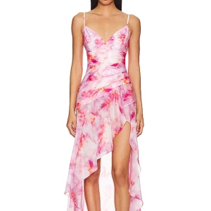 Bardot Revolve långklänning med slits - Snygg långklänning i rosa och lila toner med abstrakt mönster. Ny med lappen kvar!! Köpt för 2300kr