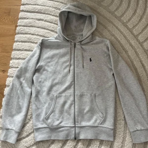 Grå hoodie från Polo Ralph Lauren - Används ej längre! Skick 9/10! Storlek S! Pris kan diskuteras vid snabb affär! För mer frågor eller liknande så är det bara och höra av dig till mig! Mvh 