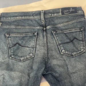 Jacob Cohen jeans - Knappt använda. Köpta för några år sedan i Italien, har tyvärr tappat bort scarfen som tillkommer men påsen medföljer. Svinsnygg tvätt på dem. Inga skador eller defekter, fickorna är dock rätt små på framsidan men inget som egentligen spelar någon roll då bakfickorna är normalt stora. Kan tänka mig att gå ner lite i pris vid snabb affär. Skriv vid frågor 😀