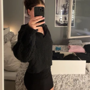 Svart stickad croppad tröja - Mysig svart stickad tröja med v-ringning. Perfekt för hösten, säljer billigare pga att den är nopprig!💕 