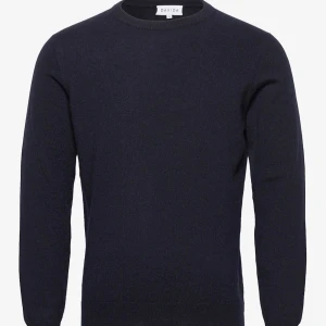 Mörkblå kashmirtröja från Davida - Säljer en stilren mörkblå crewneck från Davida i mjuk kashmir. Tröjan är som ny förutom att lappen ej sitter kvar! Nypris på tröjan är ca 1300kr.