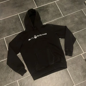 Sailracing Hoodie - Sailracing hoodie svart färg med den ikoniska loggan. Fin hoodie i storlek L men sitter M i  mycket bra skick. För mer bilder, kontakta. Pris kan diskuteras.