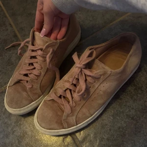 Beige mockasneakers från Filippa K - Säljer mina super snygga beigea/rosa skor från Filippa K.