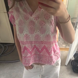 Rosa blus  - Så söt rosa blus från märket Marta du Chateau. Aldrig använd, nypris ca 400 kr❤️✨❤️✨