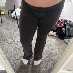 Mörkgråa yogapants från H&M Divided - Mörkgråa bootcut yogapants från H&M Divided i storlek L. Mjukt och stretchigt material med bred linning som sitter skönt på höften. Perfekta för en chill och avslappnad stil. Snygga att matcha med crop top eller hoodie.