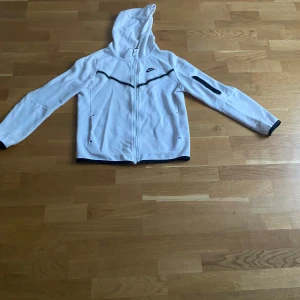 Vit Nike hoodiejacka XL - Vit nike tech hoodie i storlek xl i barn säljer för 300 kan ej gå läggre en det 