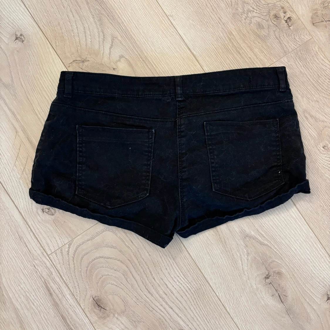 Svarta shorts med blått mönster H&M - 1