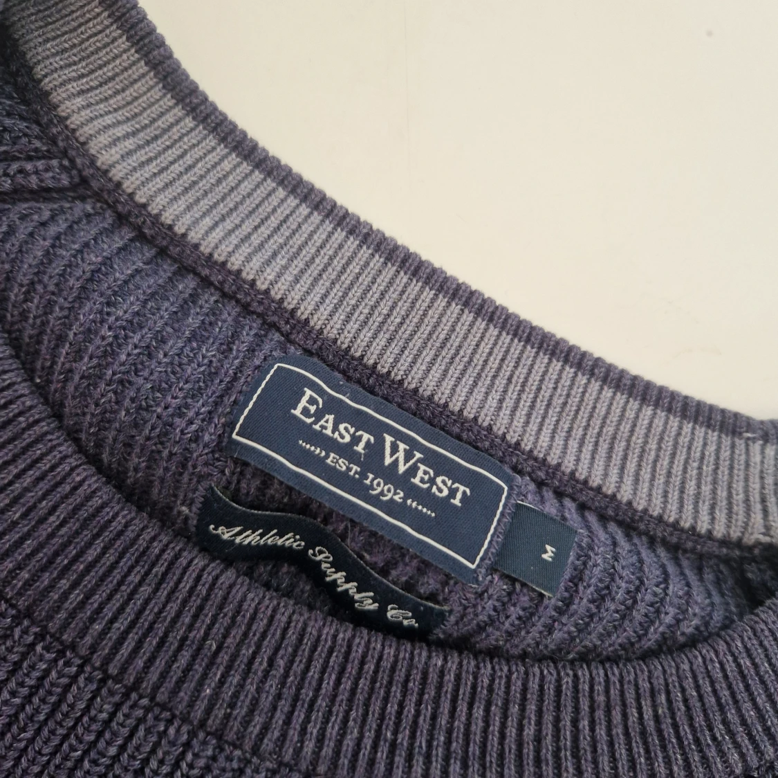 Mörkblå ribbstickad tröja East West - 1