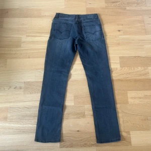Levis Jeans  - Ett par jeans i absolut topp skick och som dessutom har en extremt snygg tvätt. Nypriset på dessa jeans ligger på runt 1000kr. Längden på byxorna är 100cm och midjan 37cm jämför gärna med ett par egna och sen är det fritt fram att använda ”köp nu”.